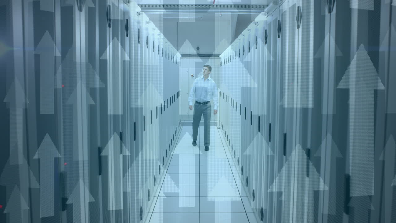 animación de flechas apuntando hacia arriba con el hombre en la sala de tecnología con servidores de computadora