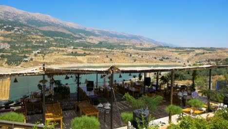 Camareros-Preparando-Las-Mesas-Del-Restaurante-Antes-De-Abrir,-Valle-De-Beqaa