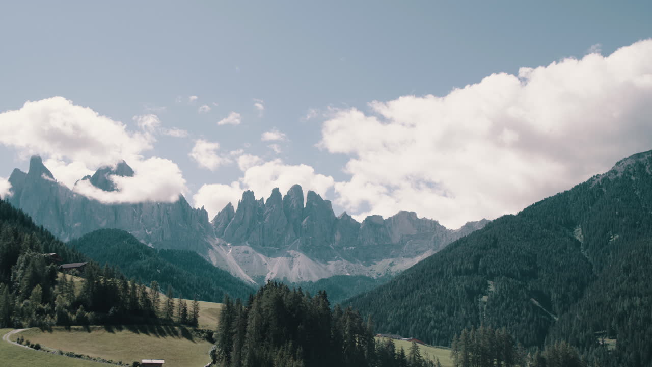 nubes espectaculares sobre los picos del grupo geisler, tirol del sur, italia, lapso de tiempo