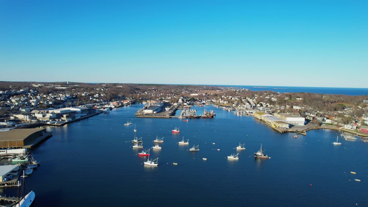 Tasainen ylöspäin kallistuva dronelento kohti sisäsatamaa, jossa on ankkuroituja veneitä Jodrey State Fish Pierillä, Gloucesterissa, Massachusettsissa, Yhdysvalloissa.