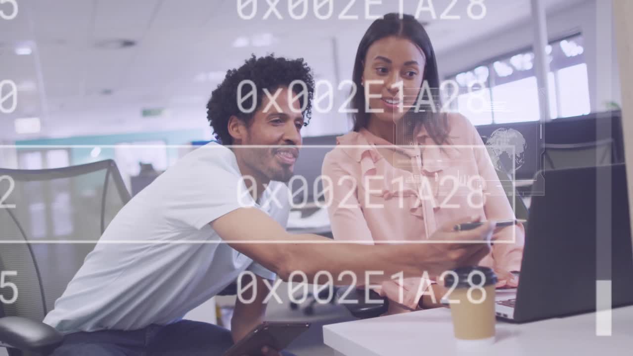 animación del procesamiento de datos sobre gente de negocios biracial en la oficina