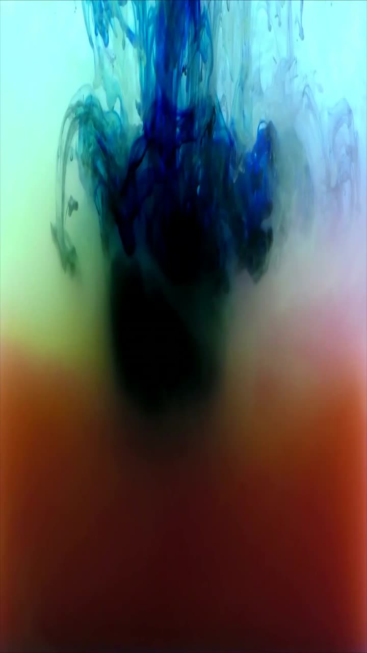 Encre bleue et noire éclatante se diffusant dans un liquide