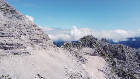 drone aéreo volando hacia enormes picos alpinos