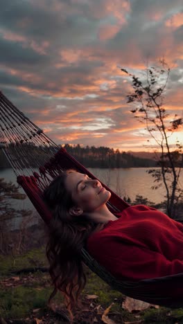 mujer relajándose en una hamaca al atardecer