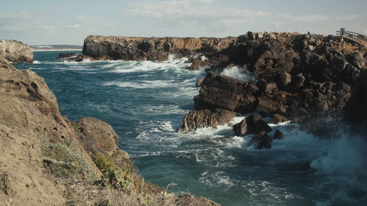 Onde gigantesche che si infrangono contro le scogliere