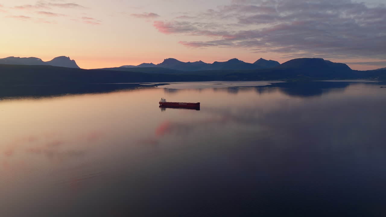 조용한 노르웨이 만에 정박한 컨테이너 선박, 골든 아워 공중 아크 뷰