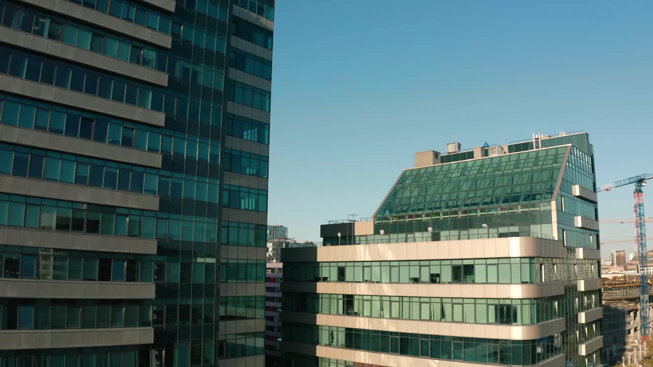 고층 건물 들 이 있는 현대 도시 스카이 라인