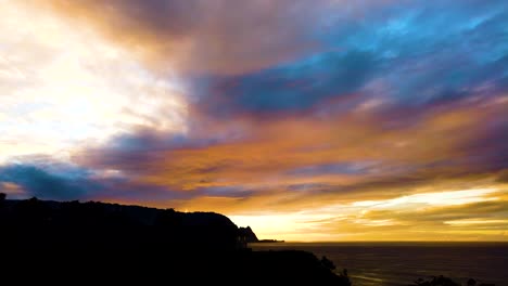 Hd-Hawaii-Kauai-Colorido-Atardecer-Timelapse-Sobre-El-Océano-Y-Los-Acantilados-Con-Buena-Acción-En-La-Nube