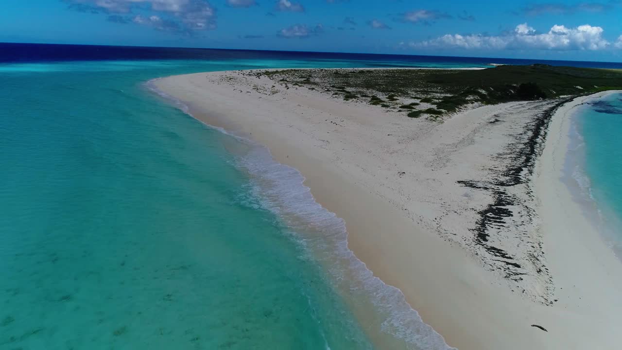 increíble drone disparó isla caribeña rodeada de agua de mar turquesa, dolly out