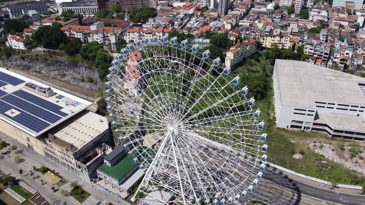 río de janeiro, brasil. el distrito del centro de río de janeiro (brasil). paisaje aéreo del punto de referencia del centro de la ciudad. punto de atracción turística de río estrella. famoso puente de río niteroi en el fondo.