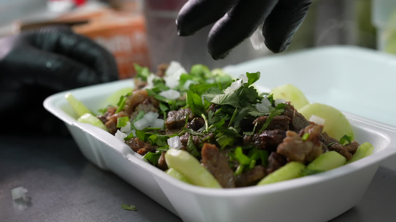 espolvorear cebollas picadas en un tazón de ceto - serie de camiones de alimentos