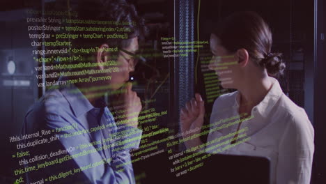 animación del procesamiento de datos a través de diversos ingenieros de ti por servidores informáticos