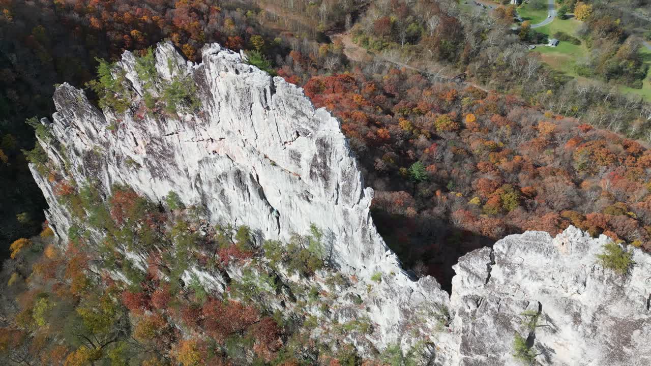 seneca는 무인 항공기로 비행하여 나란히 바위