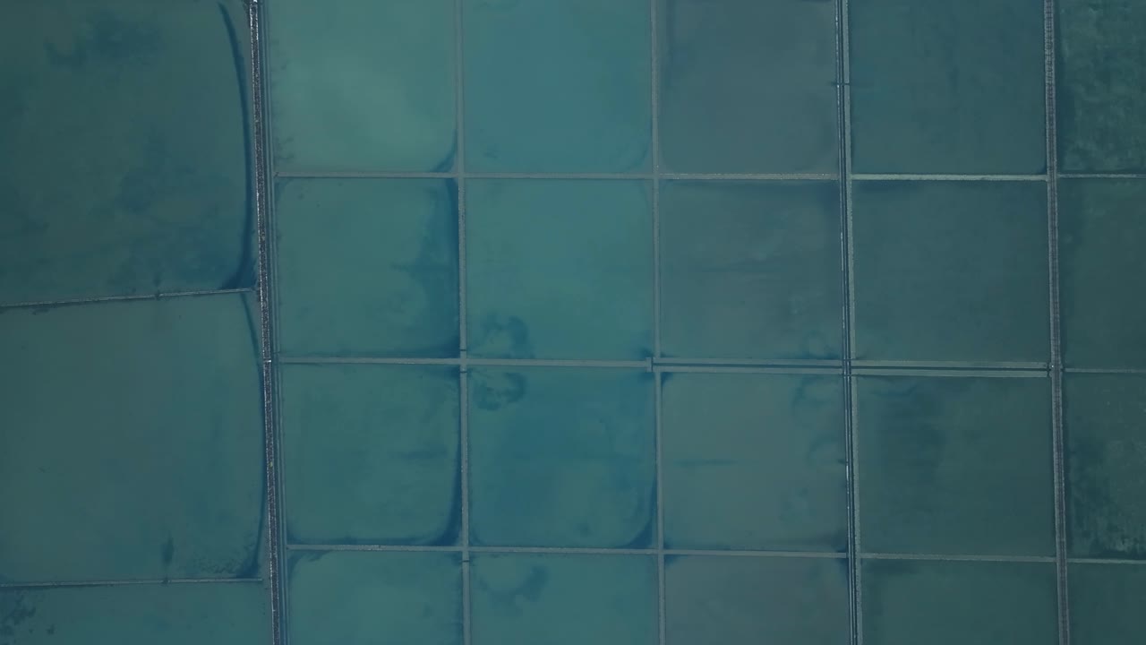 vista superior de las salinas de piedra en la península de peljesac en croacia. fotografía aérea