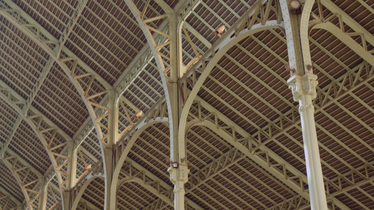 detalle del techo del mercado de colón, sala de mercado en valencia, españa, europa