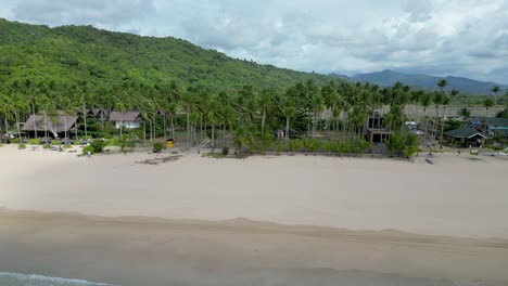 Der-Rückzug-Der-Drohne-Aus-Der-Luft-Zeigt-Den-Goldenen-Sand-Des-Nacpan-Beach-Auf-El-Nido,-Philippinen