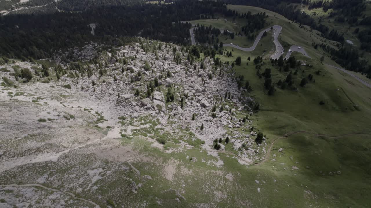 видео с беспилотника с раскрывающимся задним самолетом, на перевале селла