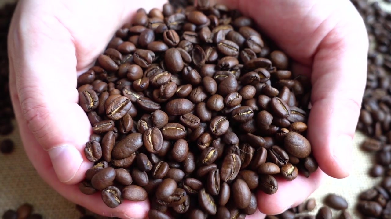 Chicchi di caffè sul sacco. Rallentatore.