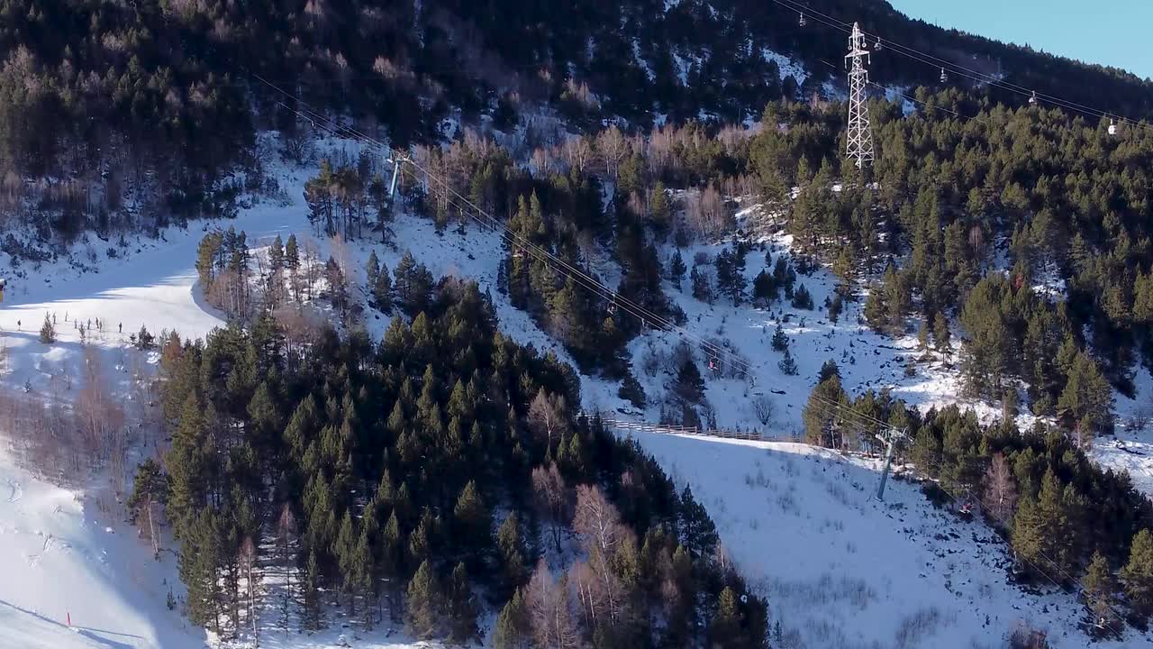 vista aérea de la estación de esquí en andorra, pirineos