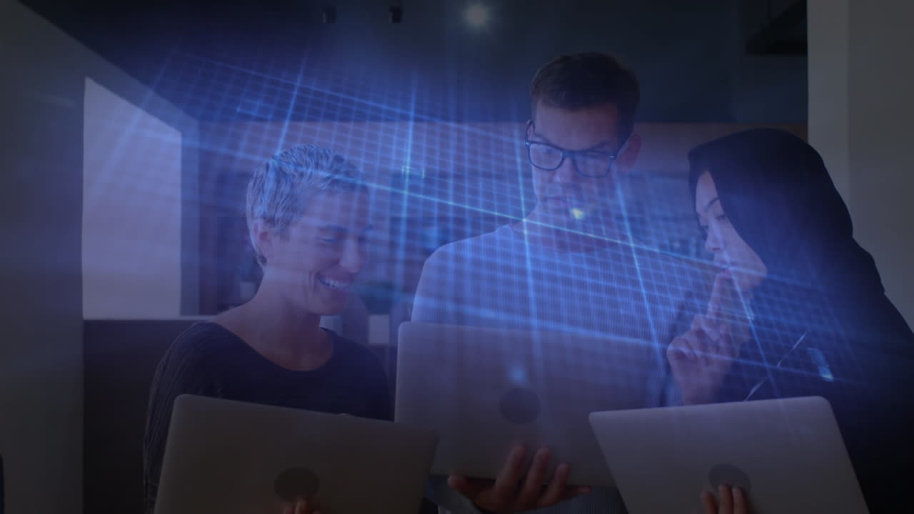 animación de la línea isoeléctrica sobre diversas personas de negocios que usan computadoras portátiles en la oficina