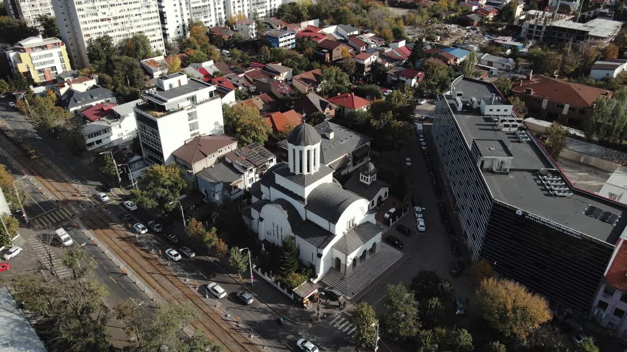Vista aérea de drone de uma igreja, capturando sua arquitetura, telhado e área circundante.