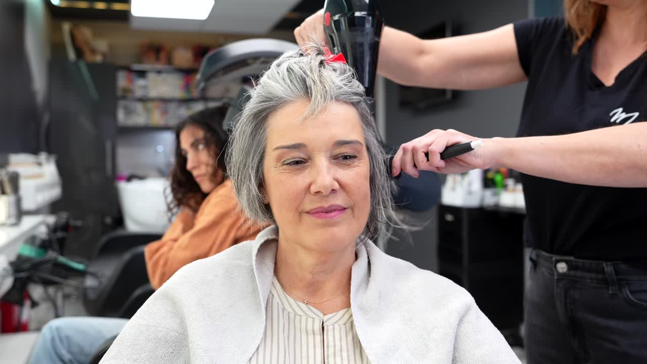 Donna che si fa pettinare i capelli in un salone