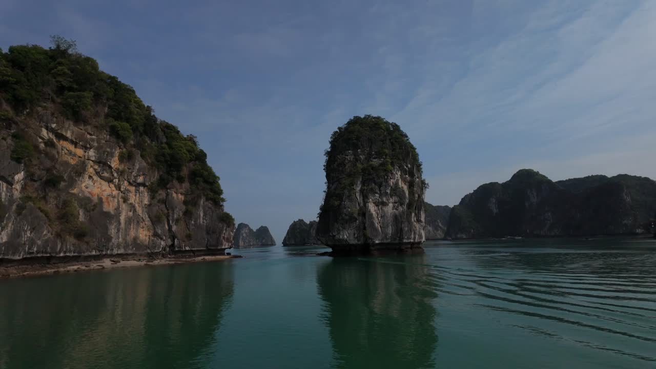 vista de barco navegando alrededor de la bahía de ha long, bahía de lan ha en vietnam entre islas de montañas cársticas y mares esmeraldas