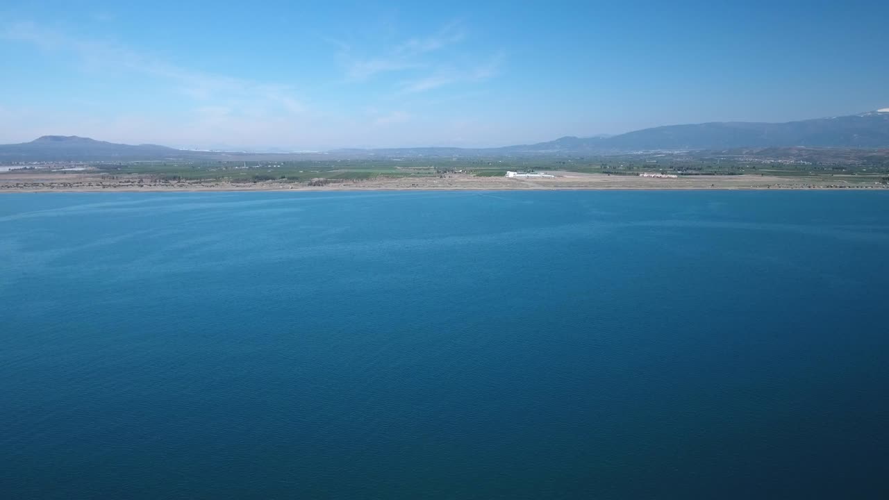 아름다운 바다를 날아다니는 드론의 공중 사진 - 4k 해상도