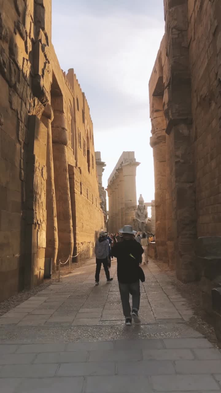 Antico tempio egizio con statue maestose e turisti