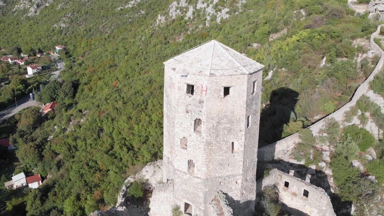 Aerea: drone che sorvola Počitelj in Bosnia ed Erzegovina.