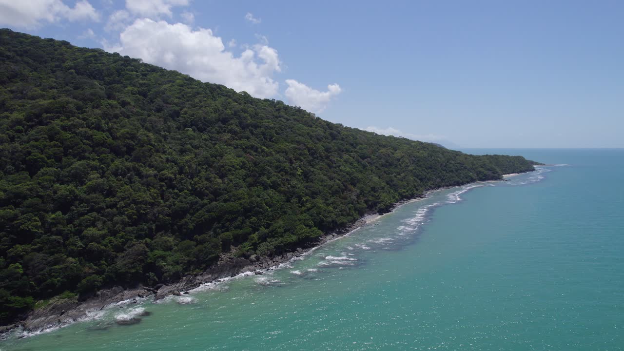 montañas boscosas en el parque nacional daintree en la playa de cape tribulation, north queensland, australia