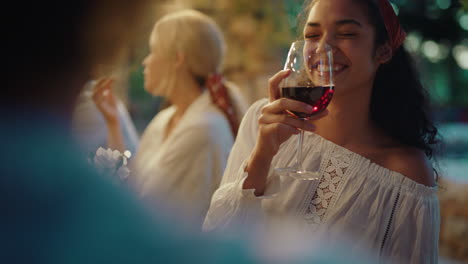 Hermosa-Mujer-De-Raza-Mixta-Disfrutando-De-Una-Cena-Coqueteando-Con-Una-Pareja-De-Hombres-Bebiendo-Vino-Haciendo-Tostadas-Celebrando-Una-Velada-Romántica-Juntos-4k