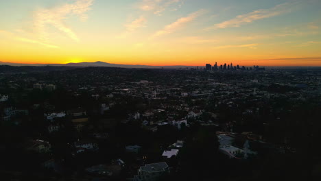 Atardecer-Panorámico-Aéreo-Horizonte-Dorado-En-Los-Ángeles,-California,-Mirador-De-Drones,-Keeneeth-Hahn.