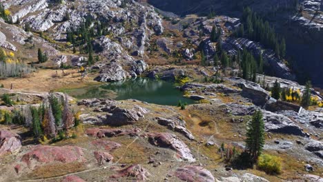 Vuelo-Aéreo-Hacia-El-Lago-Lillian-En-El-Gran-Cañón-De-álamo-Utah-Con-Un-Hermoso-Paisaje-De-Montañas-Rocosas