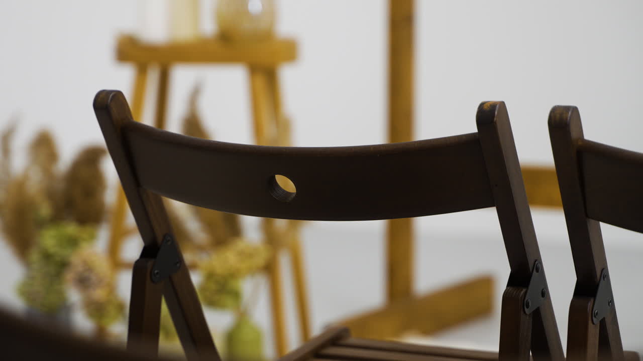 altar de bodas en el interior