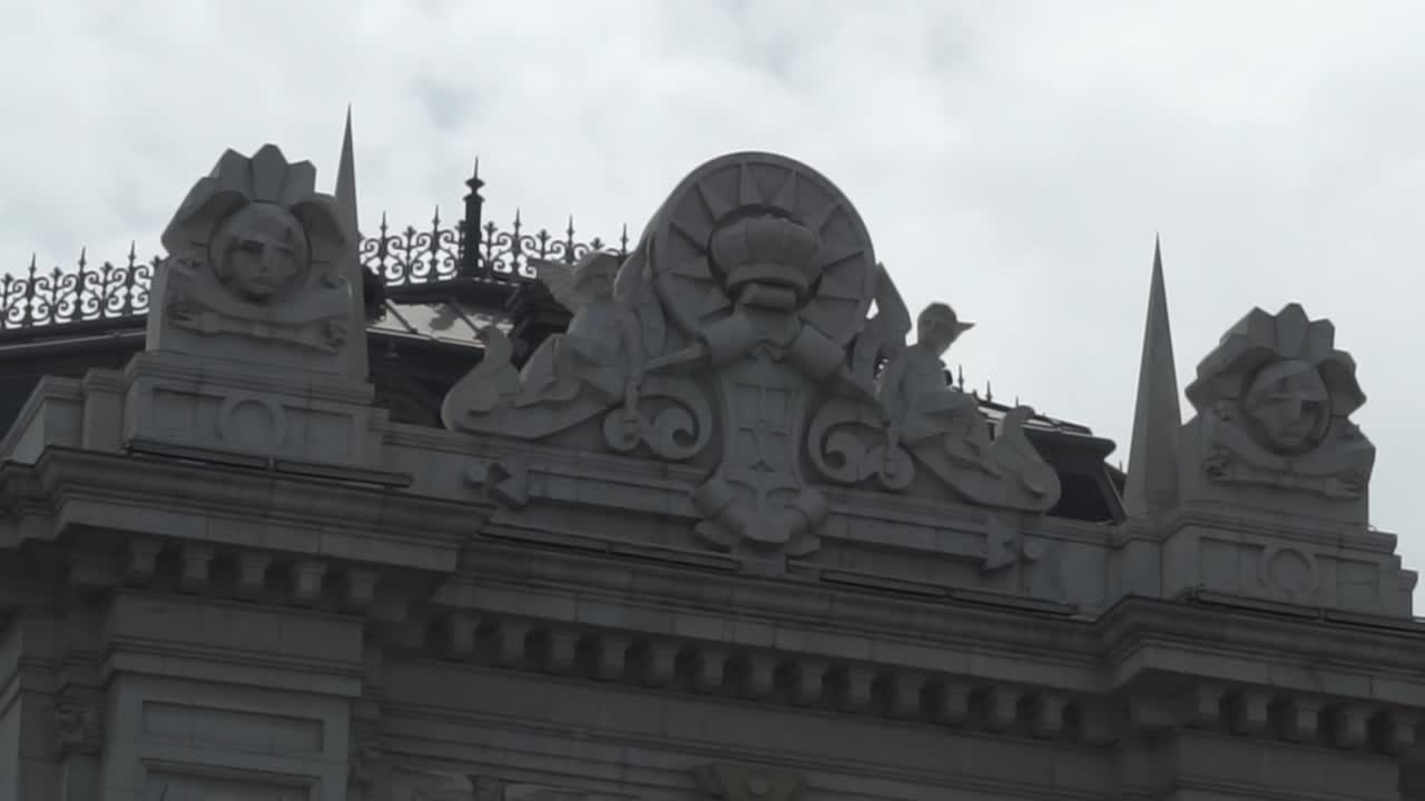 tilt revela un primer plano de la parte delantera del famoso edificio del banco de españa, madrid