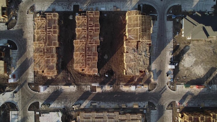 Ripresa con drone di edifici in costruzione.