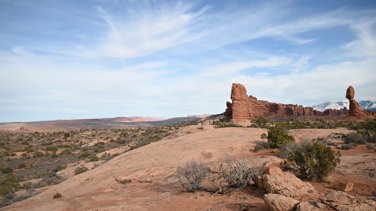 vista desde la lejana caminata de balance rock en el parque nacional arches, pan