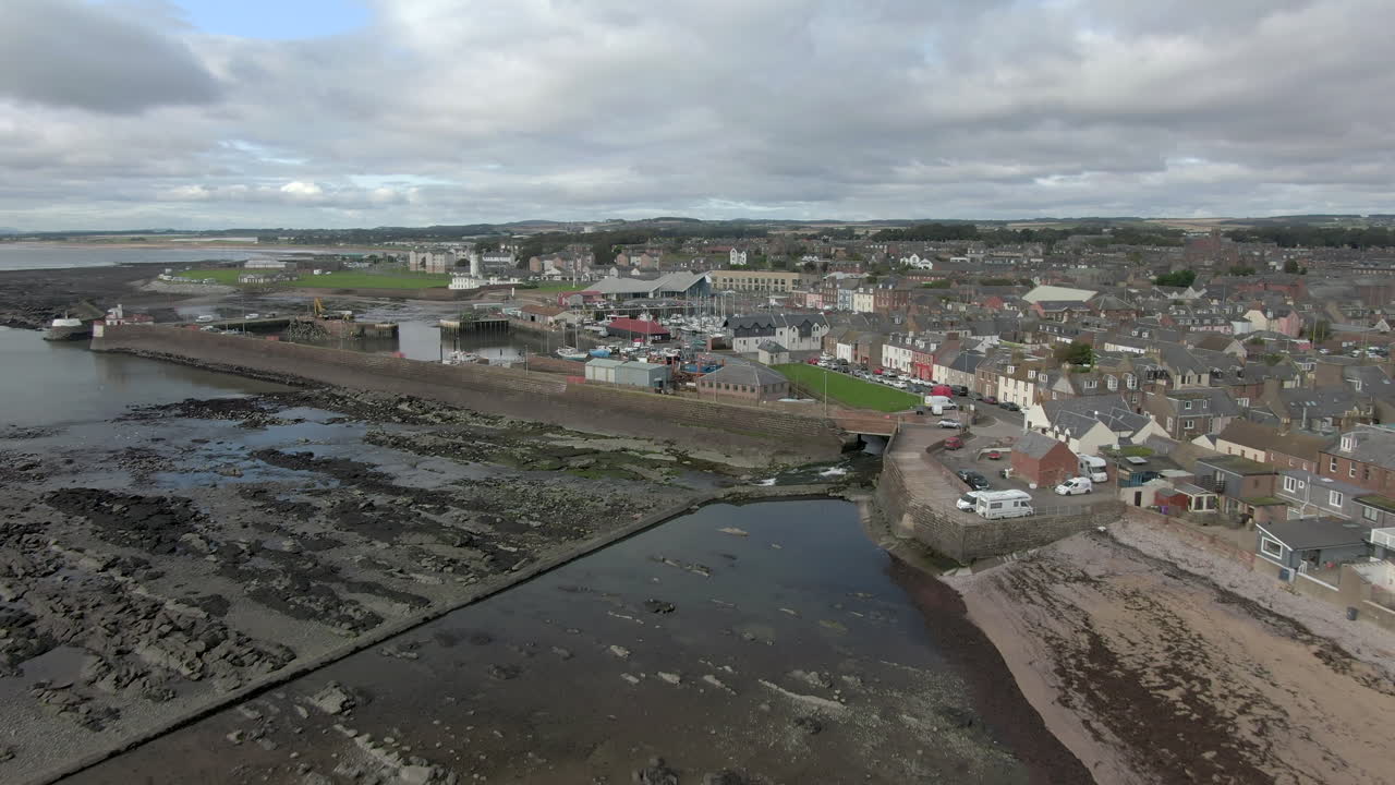 una vista aérea del puerto y la ciudad de arbroath en un día nublado