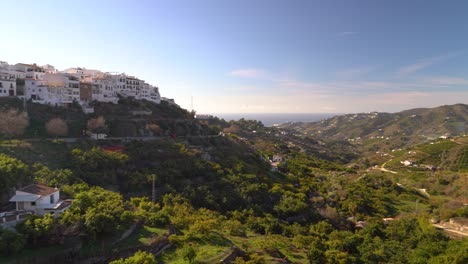 pan panorámico a través del típico valle español con pueblo encalado