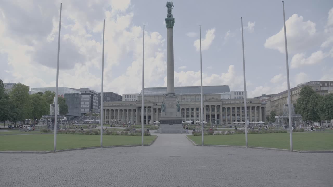 카메라는 슈투트가르트의 schlossplatz에 있는 콩코르디아 기둥으로 이동합니다.