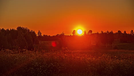 Majestätische-Sonne-Geht-über-Ländlicher-Landschaft-Auf,-Zeitraffer