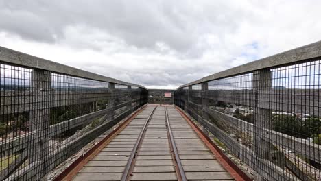 caminando a través de un puente ferroviario en ballarat