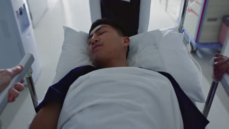 아시안 남자, 환자 그리고 병원에서 침대를 밀어