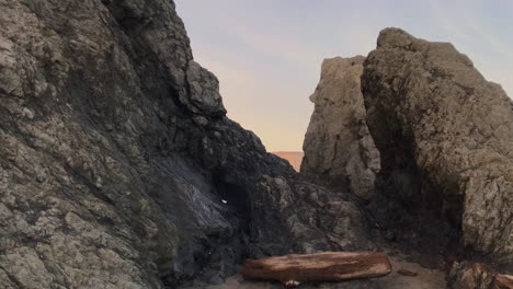 Camine-A-Través-De-Impresionantes-Pilas-De-Mar-En-Bandon-Beach-En-La-Costa-De-Oregon,-Estados-Unidos