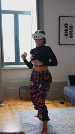 mujer divirtiéndose con auriculares vr en casa