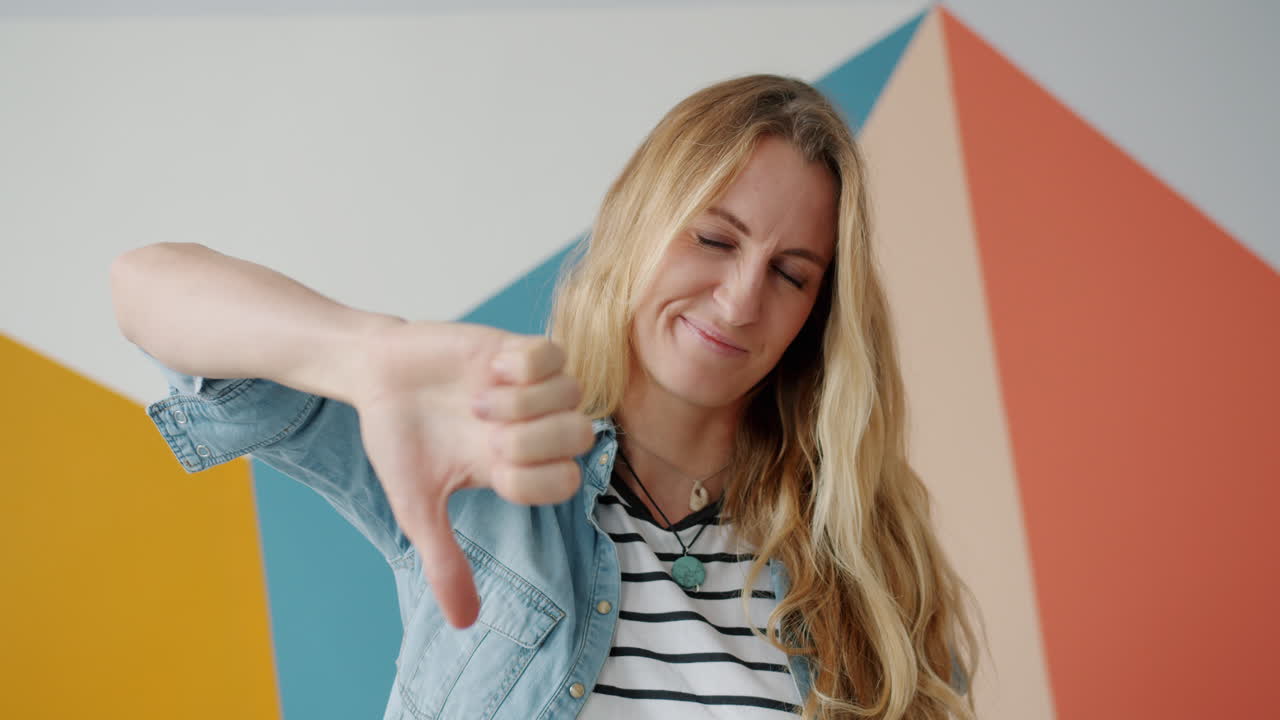 mujer dando pulgares hacia abajo