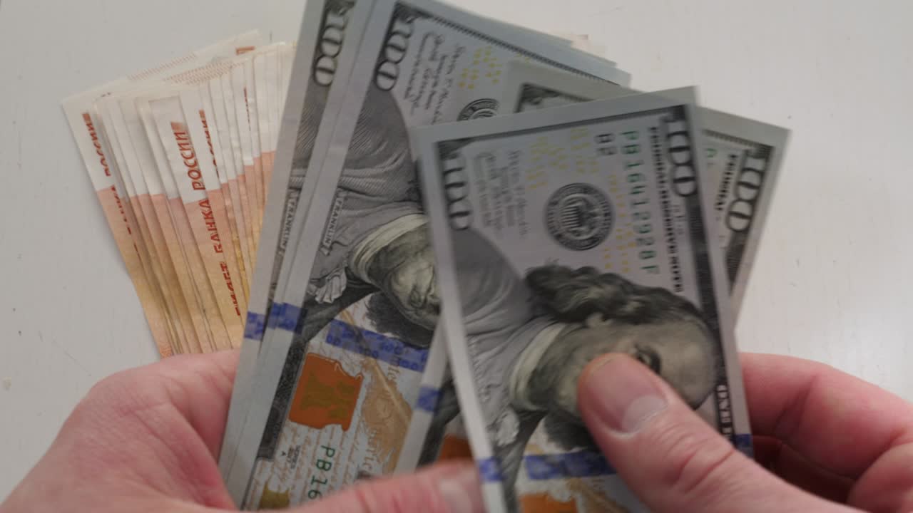 rublos rusos y dólares estadounidenses