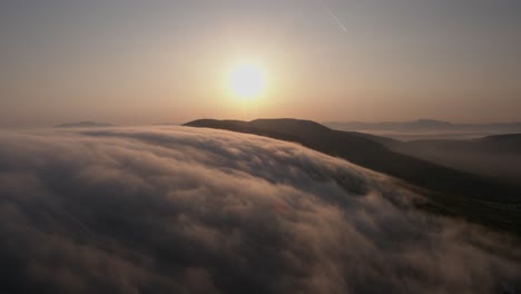 Am-Frühen-Morgen-Treiben-Wolken-über-Die-Berge-In-Co-Kerry,-Irland,-Wenn-Im-Sommer-Die-Sonne-Scheint