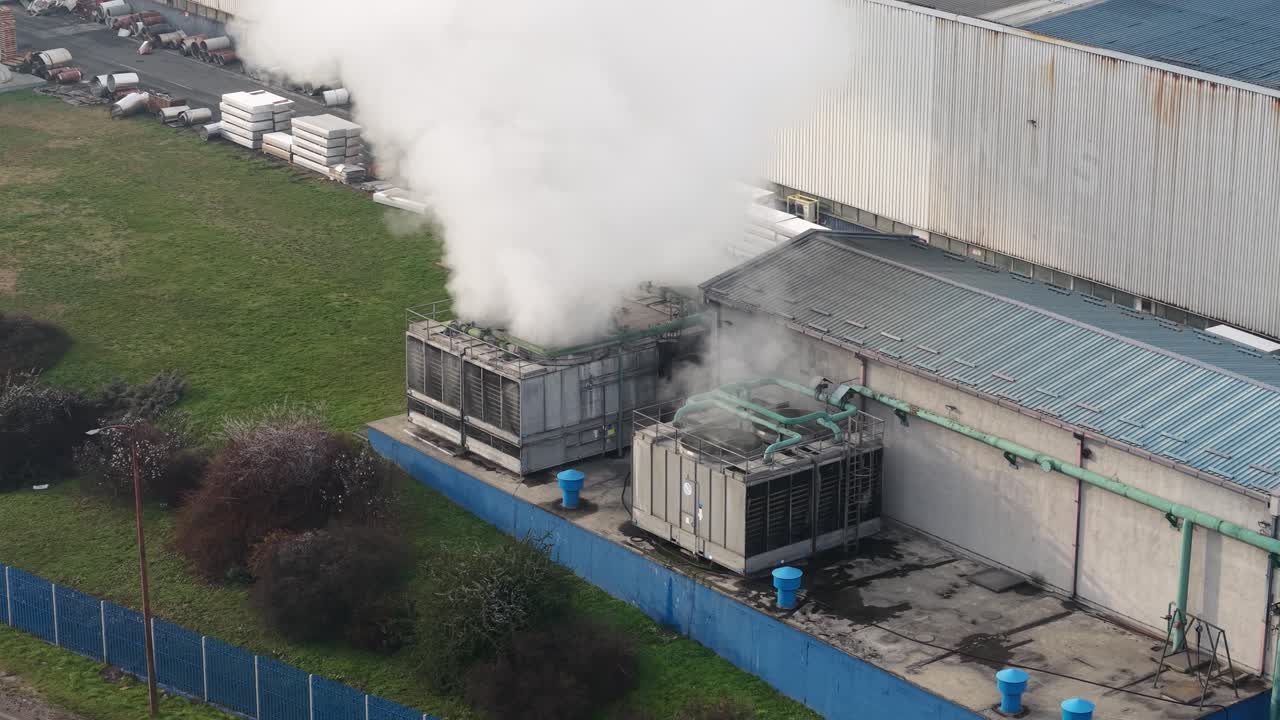 Ripresa aerea di vapore proveniente dal sistema di raffreddamento di una fabbrica metallurgica